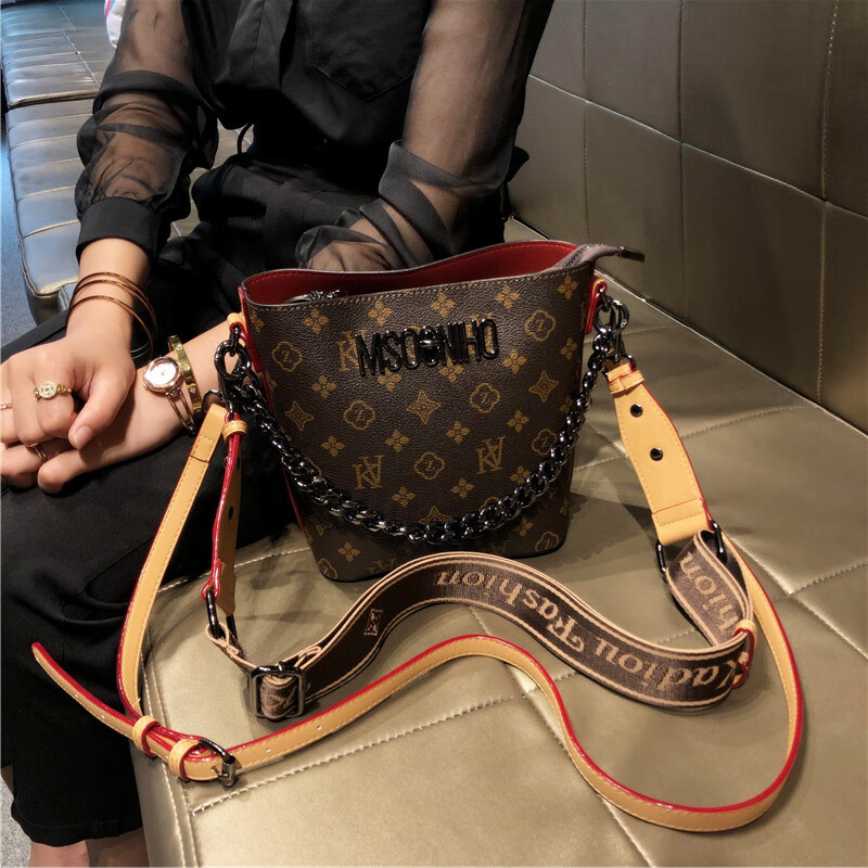 lvboying香港包包2024新款时尚复古手提水桶包链条流行女士斜挎单肩包