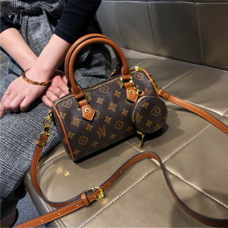 lvboyi香港包包女2023新款洋气迷你手提包潮流斜挎单肩波士顿包 咖啡