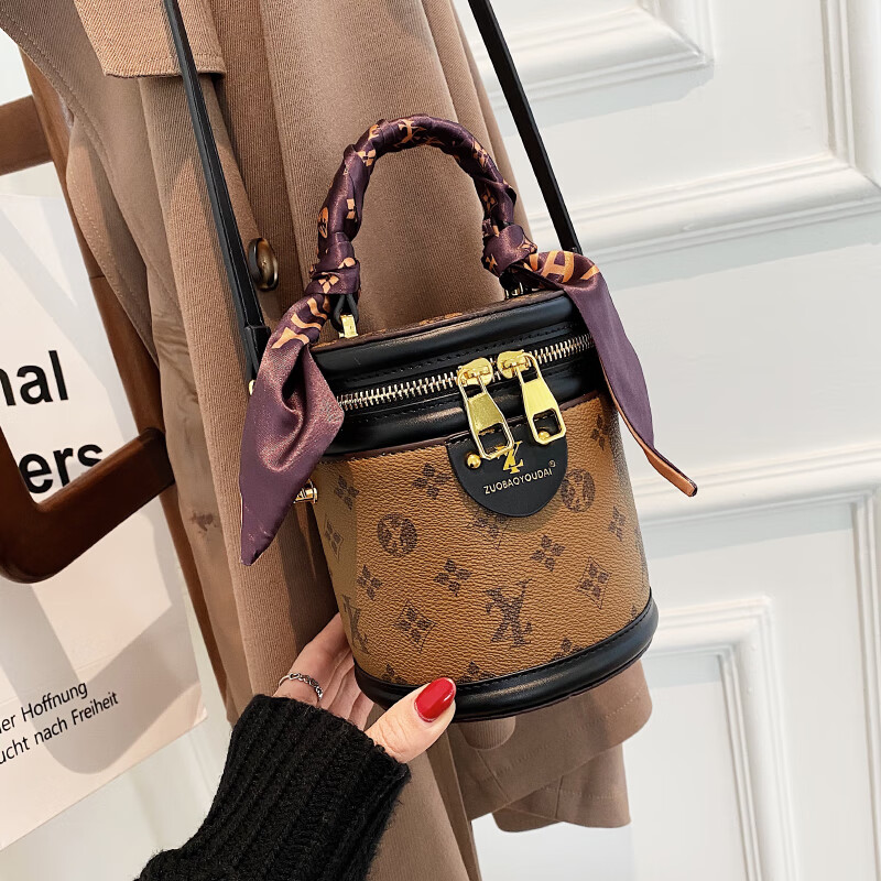 clolv kiss圆筒包女包2023新款潮丝巾手提圆柱形水桶包单肩斜挎老花