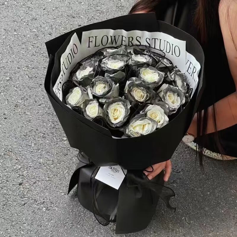 22朵黑骑士玫瑰 暖灯 礼袋