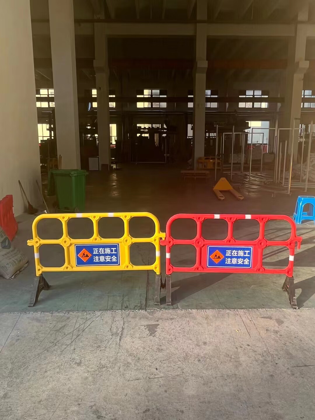 奔新农新料水马围挡塑料移动铁马护栏市政工程施工胶马围栏交通隔离