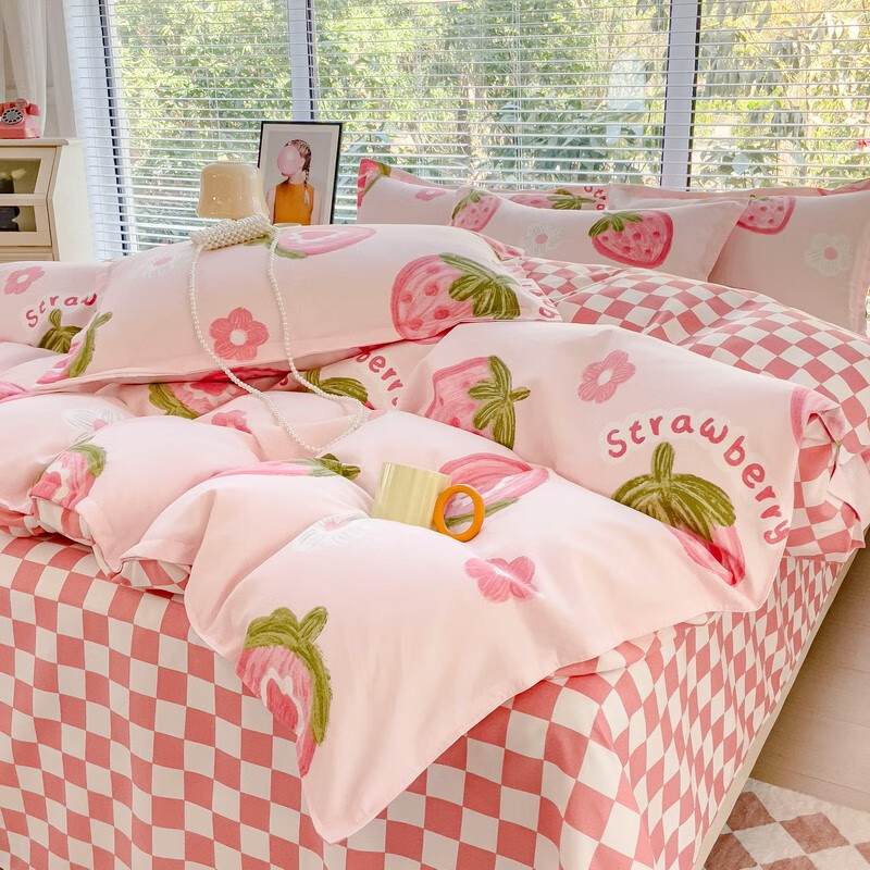 多兰诗（Duolanshi）磨毛四件套 春秋加厚保暖小清新宿舍卡通家用斜纹四件套 草莓派对 1.5米 床笠款 被套200*230 四件套