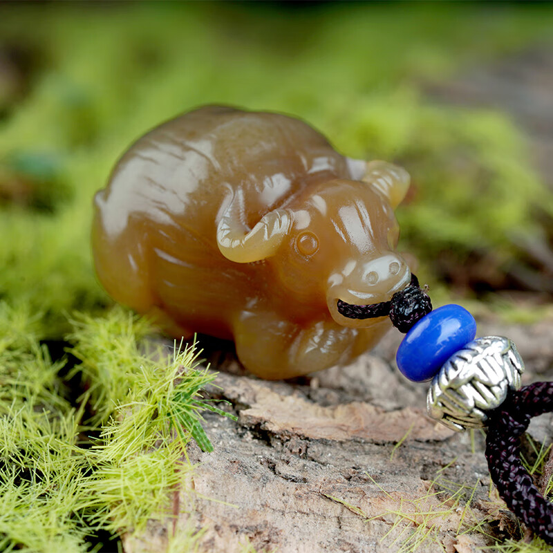 俏妆新疆和田玉籽料糖玉生肖牛立体挂件女款糖料玉石小玉坠项链挂坠