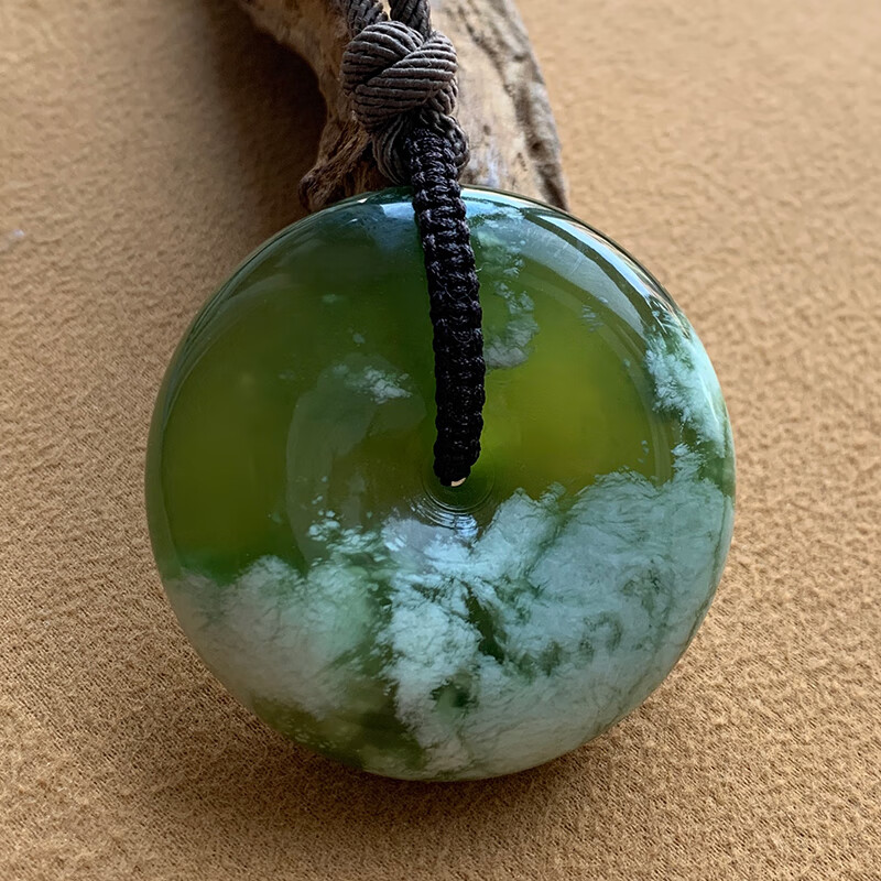 snqp岫岩玉挂坠甲翠飘花平安扣男款大吊坠玉的 01