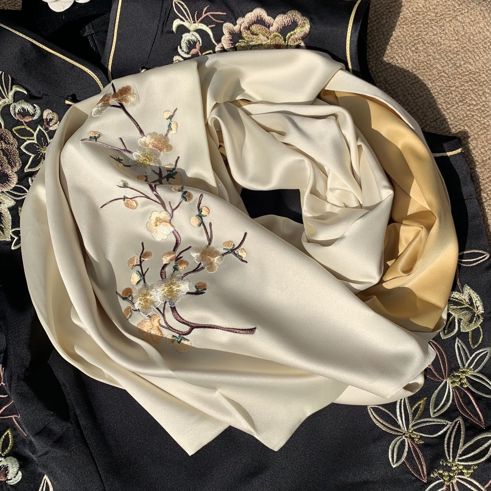 美充充 丝巾送长辈苏州刺绣丝绸围巾女春秋冬季百搭真丝桑蚕丝绣 米金