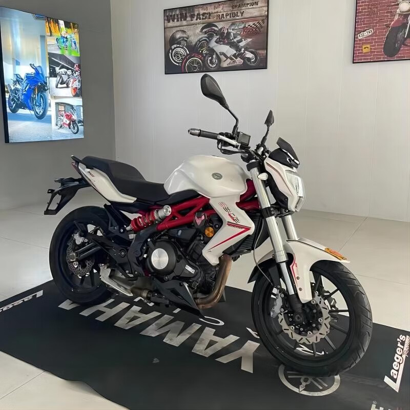 二手benelli贝纳利黄龙300双缸水冷街车摩托车带手续过户可上牌 白色