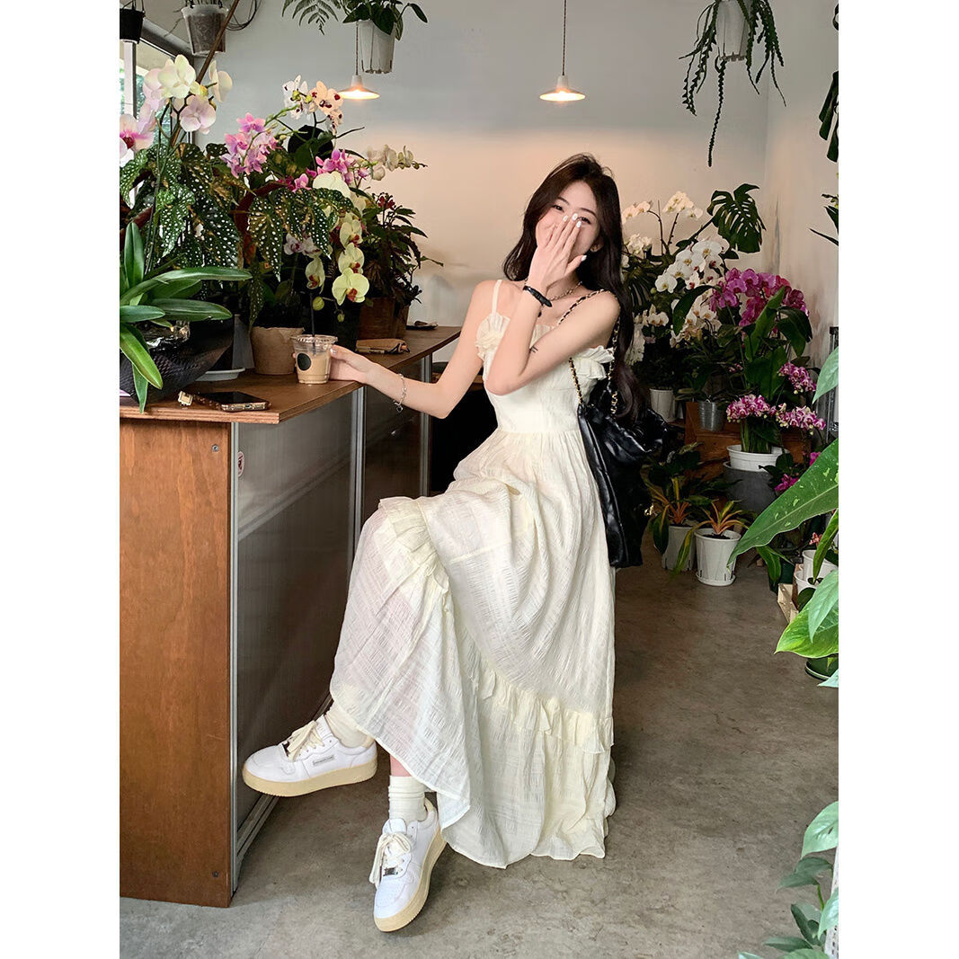 云翔四海吊带连衣裙女夏季2023甜美法式收腰显瘦设计感超仙长裙 杏色