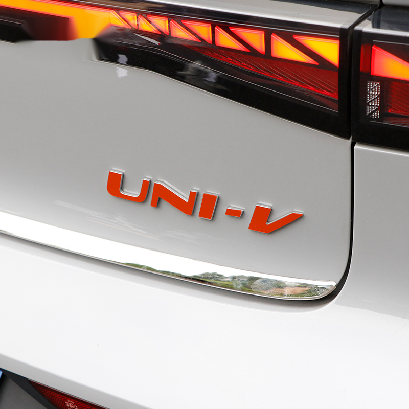 娅琦适用于长安univ尾门车标贴纸改装uni-v字母标贴专用标改色个性贴