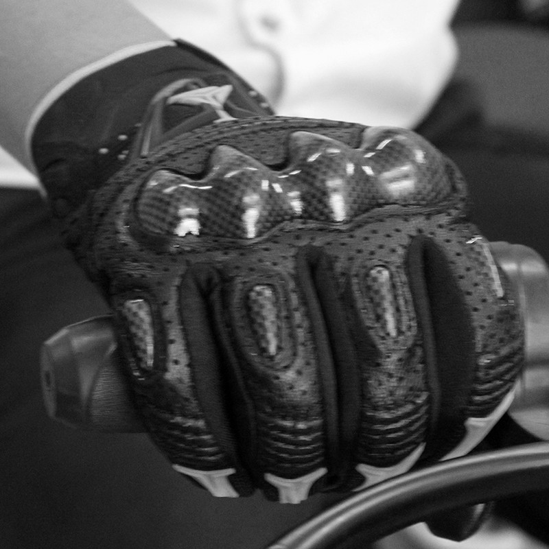 摩多狼（MOTOWOLF）摩托车手套夏季全指真羊皮触屏碳纤维护壳防摔男女四季通用骑行装备 黑色 XL