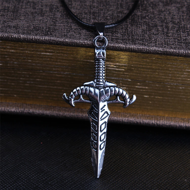 个性复古龙之剑十字架项链酷炫男女夜店嘻哈项饰防身吊坠蹦迪88 短剑