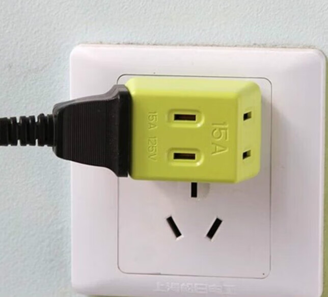 哩嗹啰嗹便携旅行一拖三迷你多插头插座多功能电源转换器多孔随机颜色