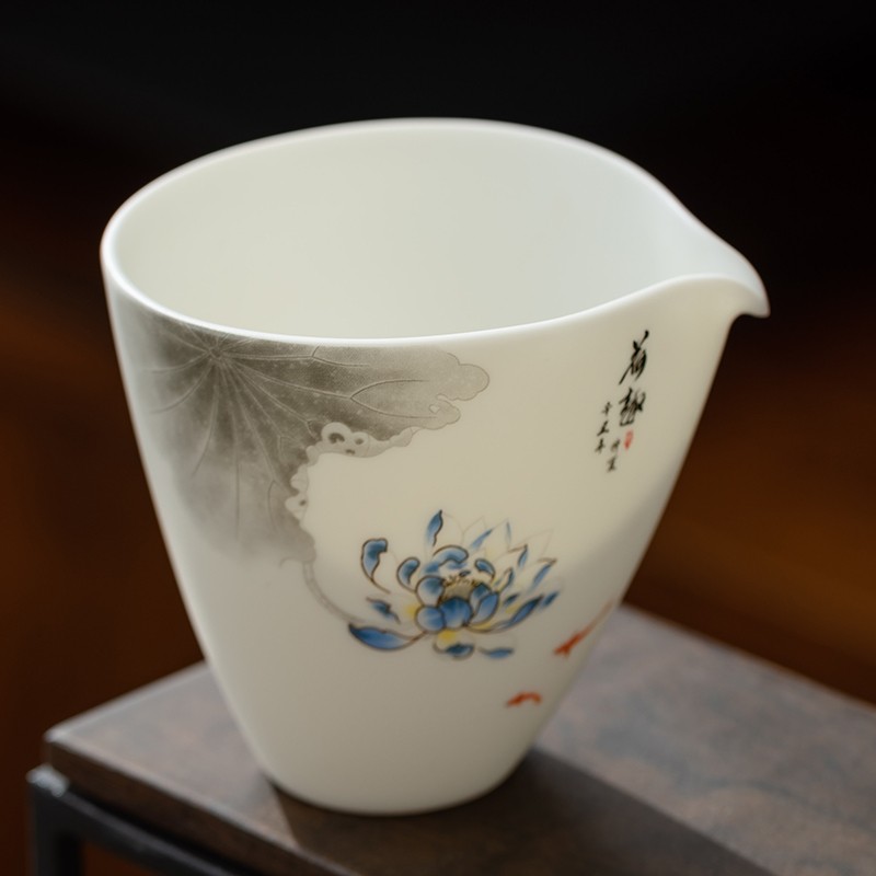 陶藝公社 一品青蓮公道杯羊脂玉白瓷功夫茶具手工堆金輕奢茶海分茶器單個 悅品-藍蓮花-235ml