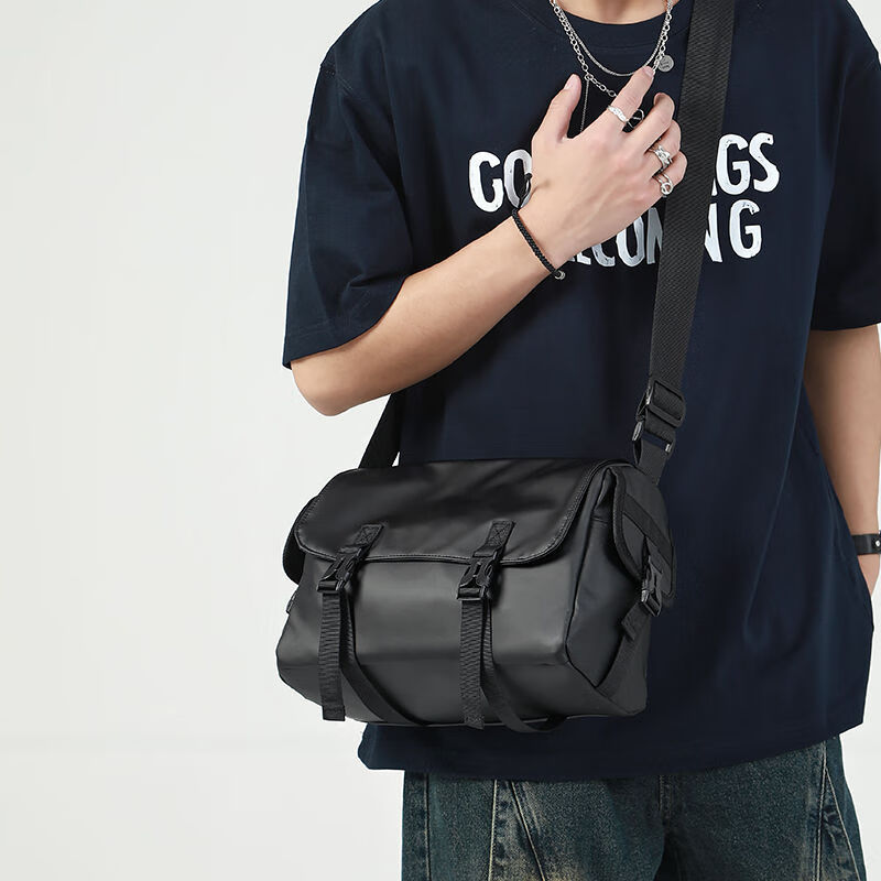 2024新款邮差包男士挎包大容量单肩包潮牌运动包包斜挎包单肩背包 黑色大号