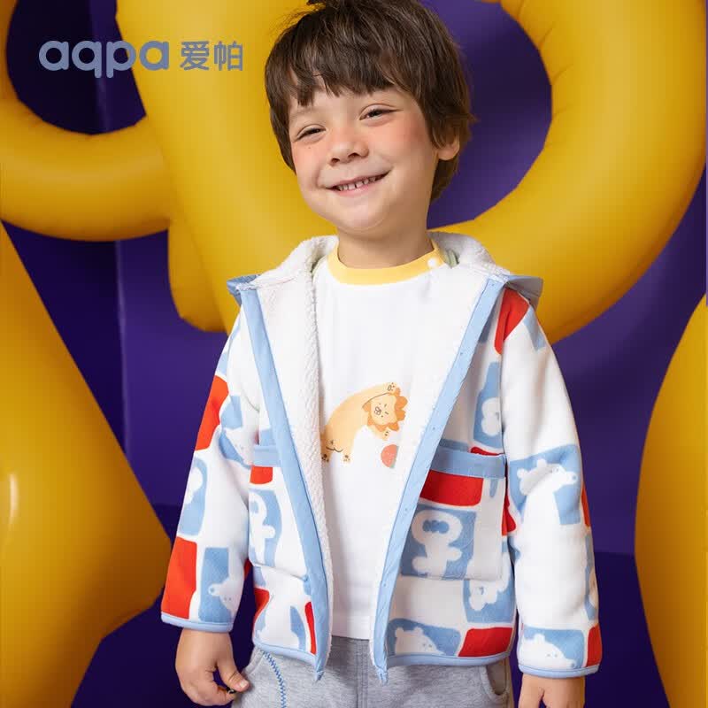 aqpa【430g加厚摇粒绒】男女童外套儿童23秋冬宝宝连帽帅气外套童装 玩趣魔方蓝橙 110cm属于什么档次？