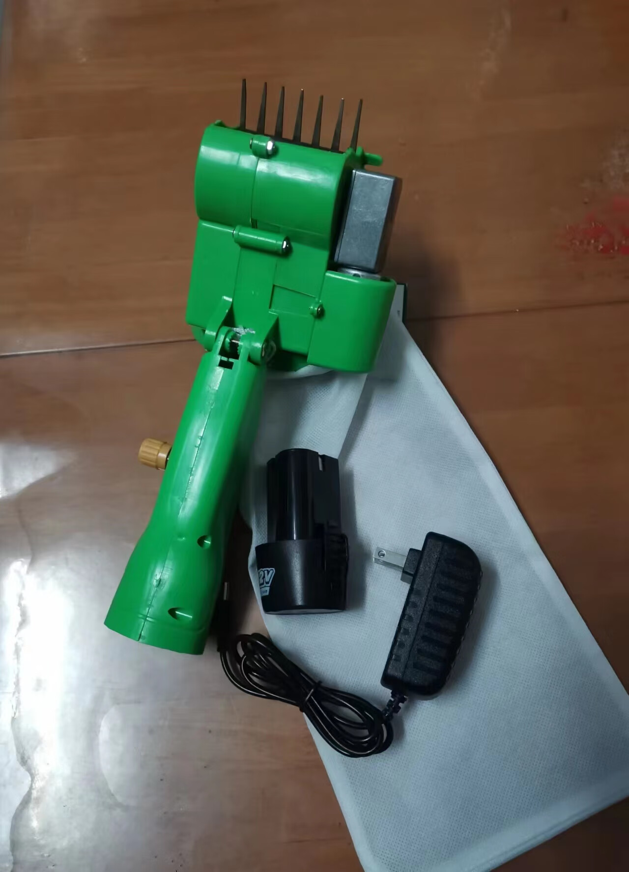 霜魄摘花椒的神器花椒采摘神器 摘花椒神器 花椒采摘机 花椒采摘 花椒