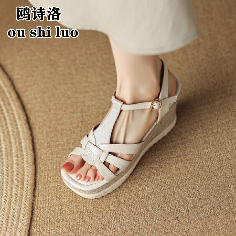 鸥诗洛（oushiluo）品牌牛皮坡跟10cm超高跟凉鞋女夏新款时尚草编防水台露趾时装鞋女 米白色 35