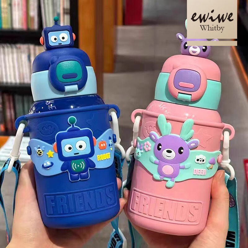 EWIWE儿童公仔杯不锈钢水杯萌趣公仔杯弹盖水杯子带杯套可调节背带出行 机器人/蓝/ 450ml