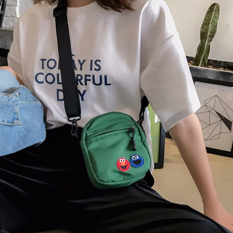莱芬妮  芝麻街KAWs联名同款包包ins斜跨百搭休闲小包包女2020新款韩版网红小包 绿色