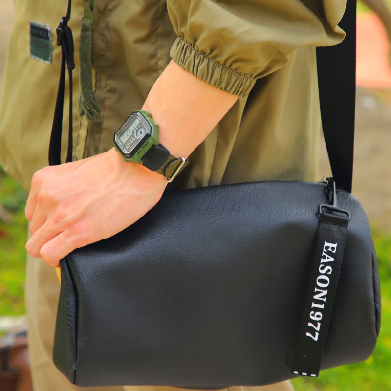 伊森单肩包男休闲男士斜挎包简约运动小背包软皮挎包圆筒包男包 黑色