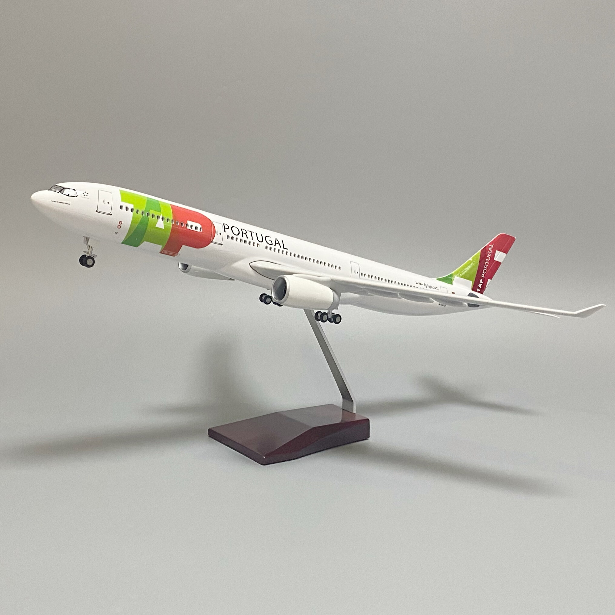 鹿凌青飞机模型330葡萄牙航空带轮子带灯空客330客机葡萄牙47cm仿真航