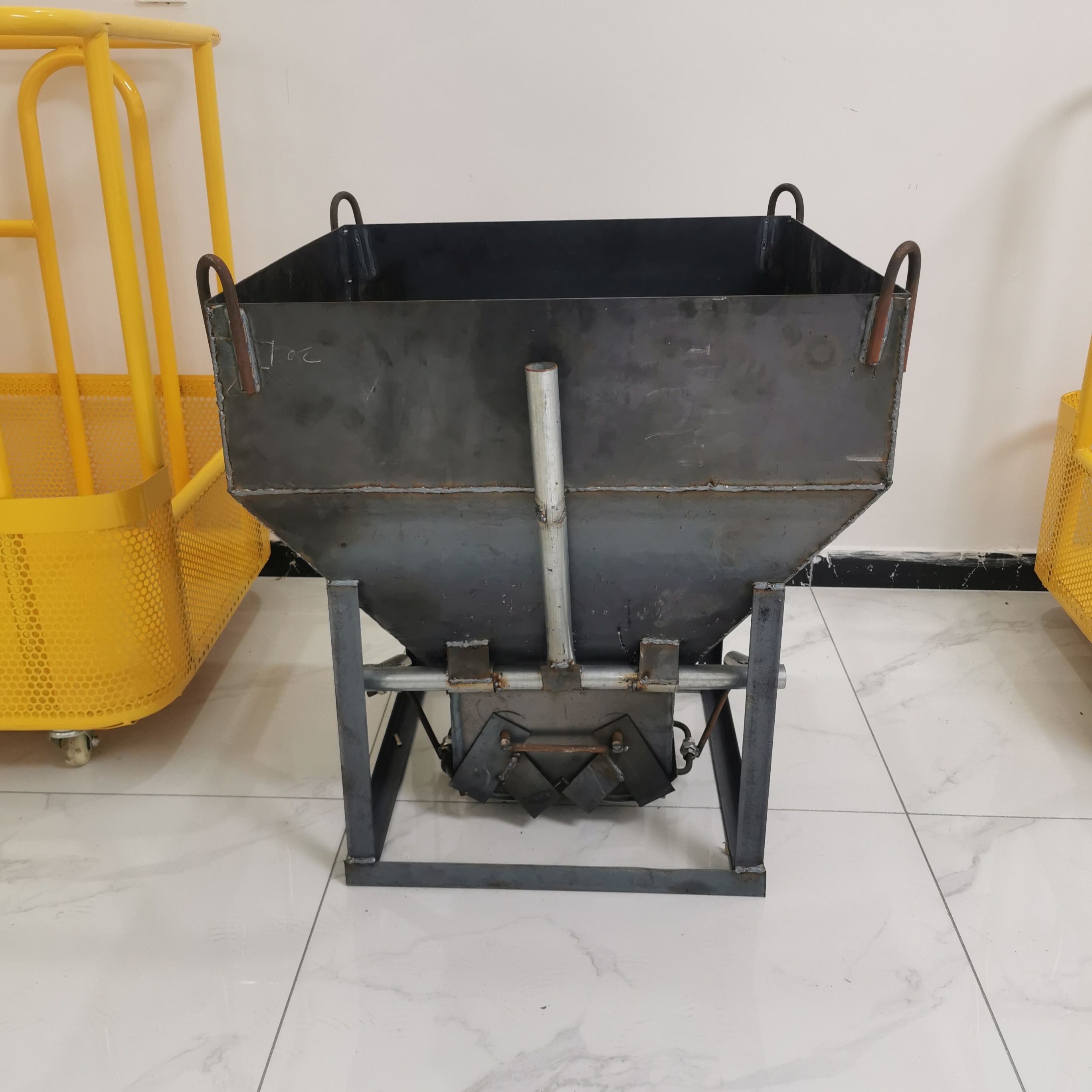 定制适用工地料斗混凝土料斗砖斗斜口下灰盘料斗圆口吊车塔机塔吊 0.