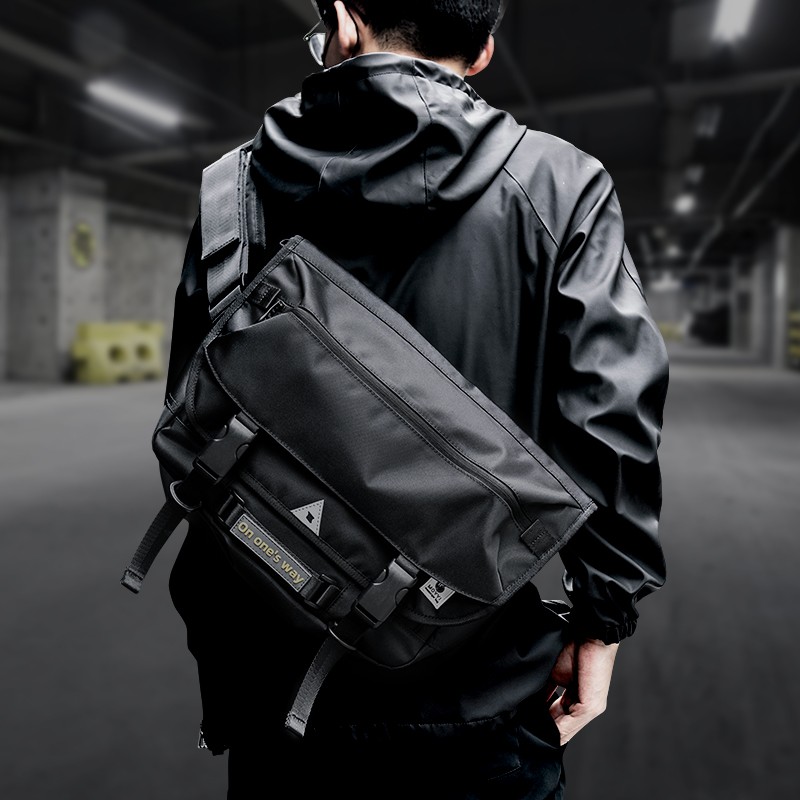 墨一单肩包男潮流邮差包休闲运动背包斜挎包死飞包大容量学生潮牌男包