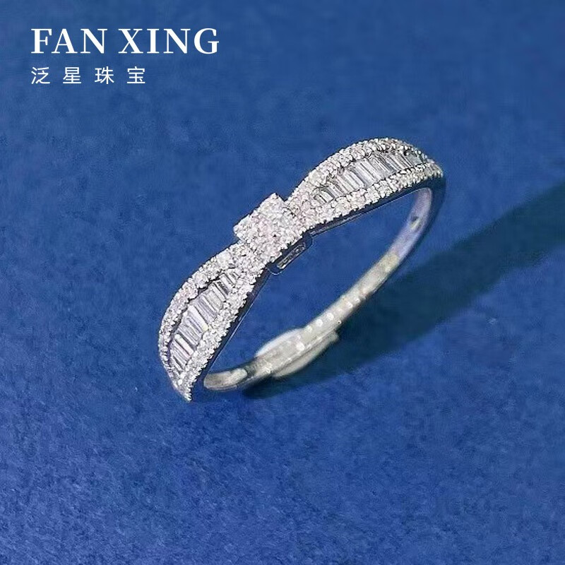 泛星(fanxing) 异形18k金群镶30分梯方钻戒钻石戒指蝴蝶结女戒 爱之礼