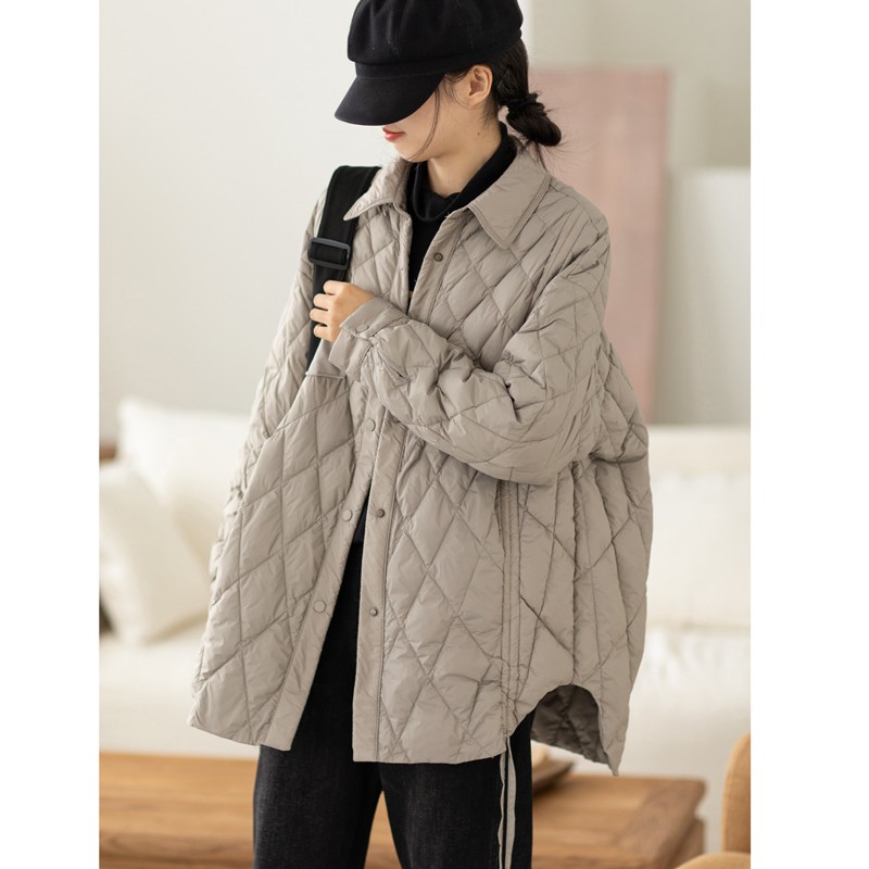 知筆墨2021冬装新款纯色翻领菱形格压线格侧边抽绳设计羽绒服灰鸭绒