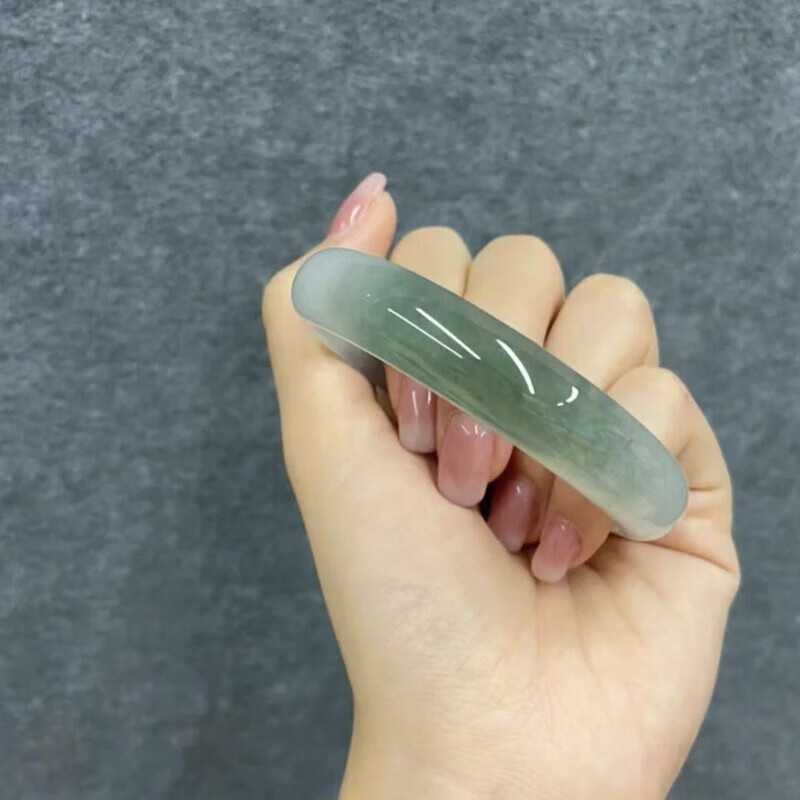 翡翠玉镯品牌排行前十名：这10款色泽鲜艳、雕工精致，绝对值得收藏