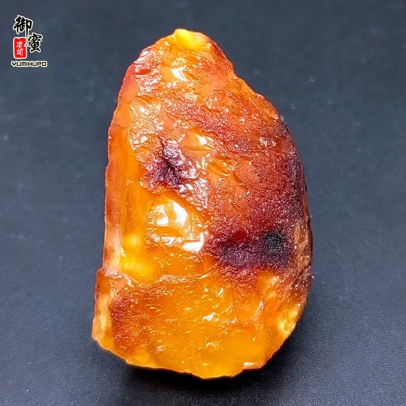 御蜜天然原矿琥珀蜜蜡吊坠原石鸡油黄花蜡全皮无事牌手把件摆件无优化 E071202 13.78克属于什么档次？