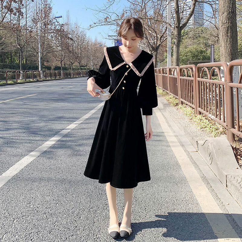 笑涵阁女装新款法式赫本风金丝绒娃娃领黑色连衣裙2022新款春秋收腰