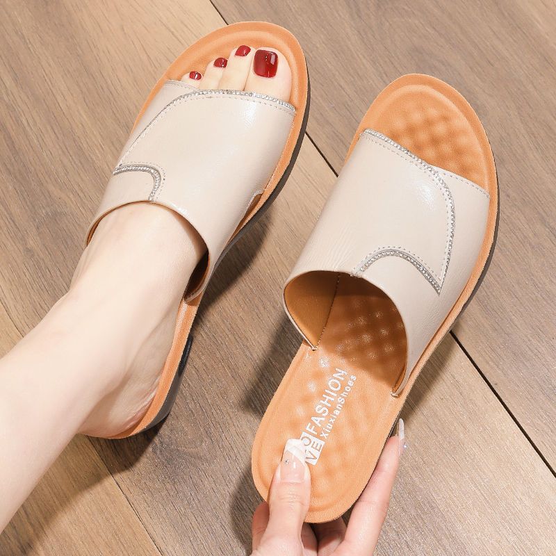 百丽踏新款真皮中年女士坡跟凉拖女夏外穿时尚中跟中老年人妈妈凉拖鞋