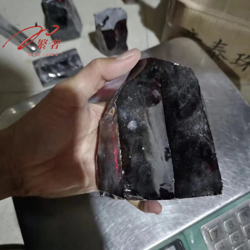 繁奢雕刻原石材料宝石原料矿物晶体红色锆石玉雕练习戒面收藏摆红宝石