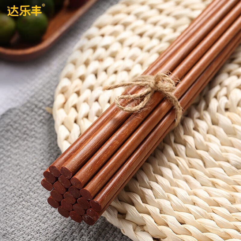 红檀木和鸡翅木筷子特写