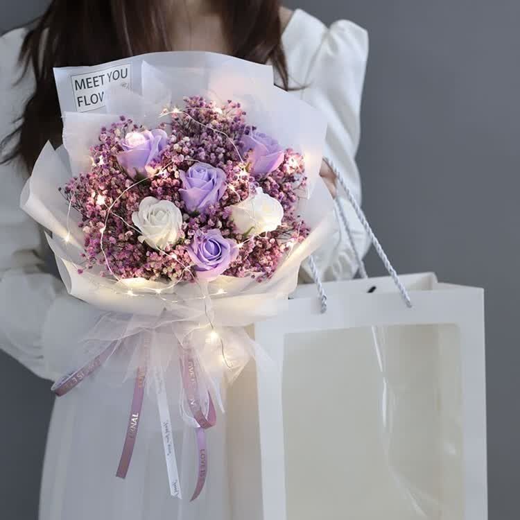 蔓缀 情人节送闺蜜女朋友满天星干花玫瑰花花束礼袋成品手捧花生日礼物SN7234 紫色满天星+6朵玫瑰+手提袋+灯串属于什么档次？