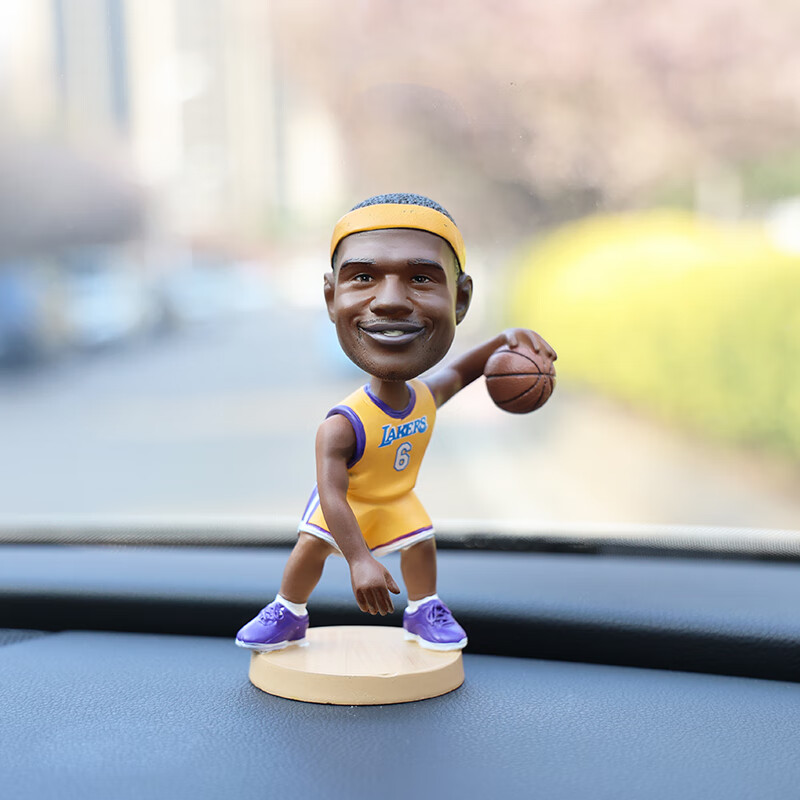 球星创意车内饰品车载装饰用品摇头公仔男 动感詹姆斯(单手持球) 胶