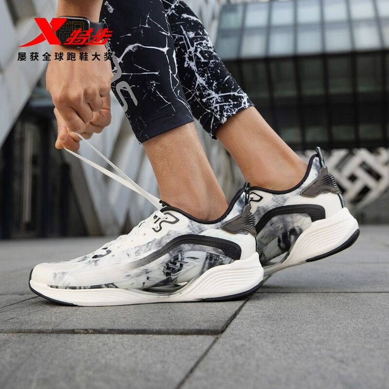 特步（XTEP）【国潮】【氢风5.0】男鞋跑步鞋春夏网面透气轻便运动防滑减震鞋 帆白/黑【贾卡】 42