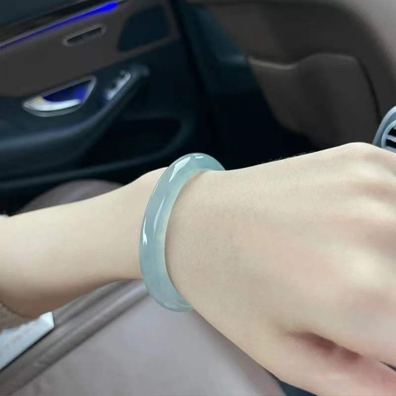 翡翠手镯价格走势,美丽而珍贵|查询翡翠手镯价格最低