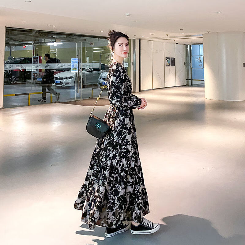 显高2022春季新款法式桔梗长袖收腰显瘦v领长款百褶碎花连衣裙女长裙