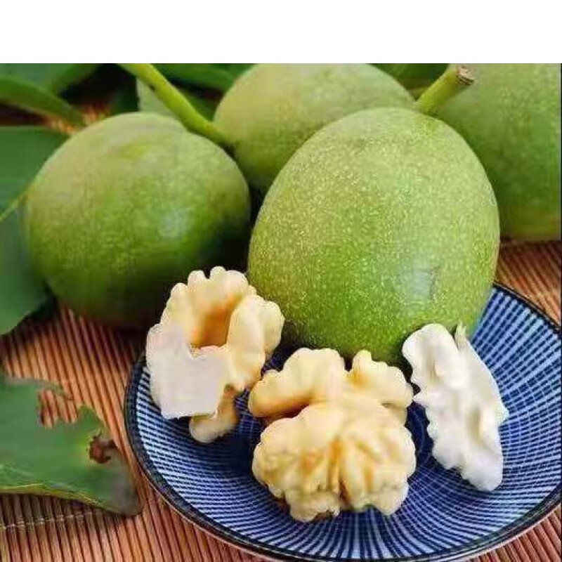 虎钢馋现货2021年新鲜嫩核桃青皮野生山核桃手工剥皮去皮湿核桃仁生