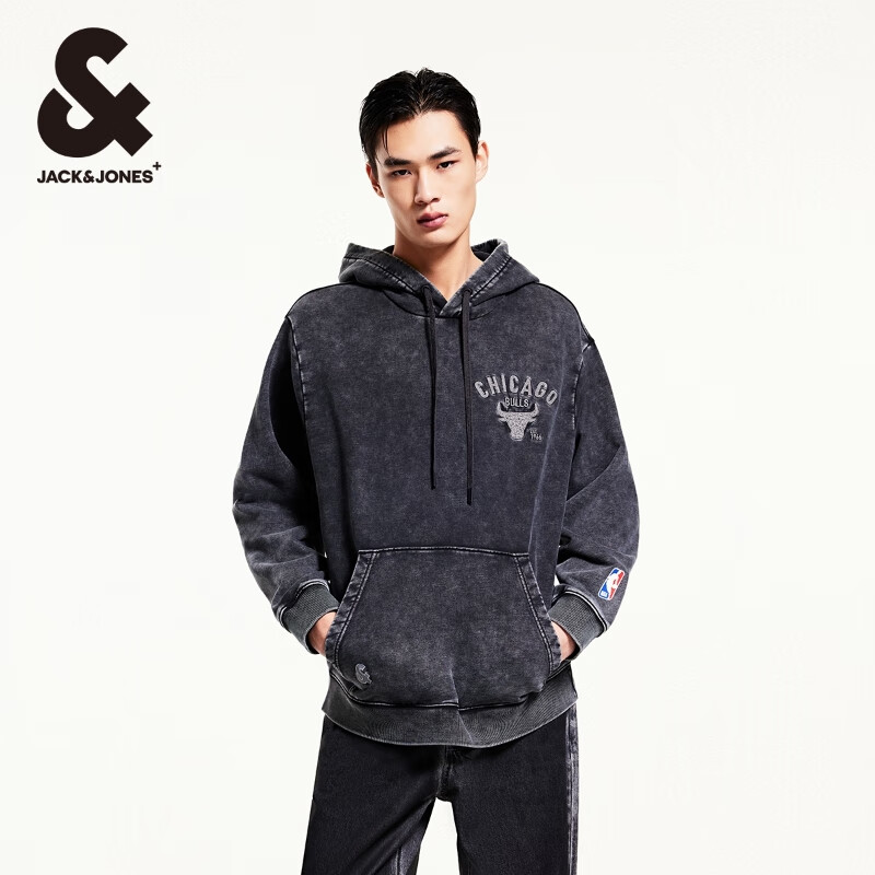 杰克·琼斯（JACK&amp;JONES）男装NBA联名款公牛队秋季刺绣胶印纯棉宽松连帽卫衣男款225133012 黑砂色E44 常规 L 180