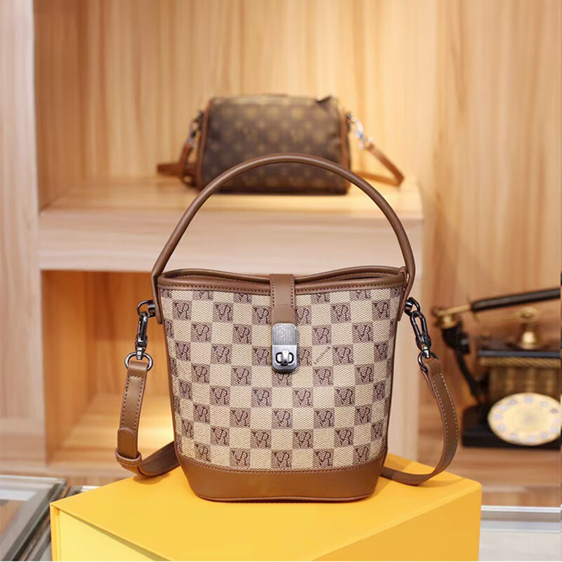 印花软皮水桶包包女包2024新款复古老花单肩斜挎包 小号 棋盘格卡其