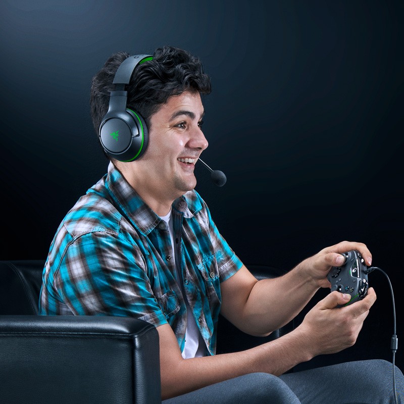 雷蛇Razer噬魂鲨专业版Xbox大佬们，这款是无线连接xsx吗，有没有延迟，手机和pc能用吗？