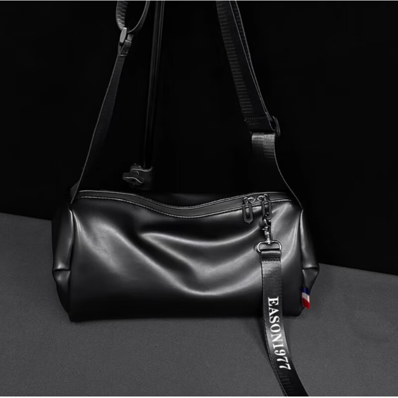 2023新款包包男士斜挎包简约休闲单肩包男潮牌百搭通勤包圆筒挎包 黑色
