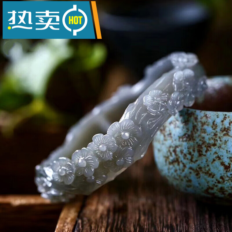 瑞丽》 伊人意 新款新疆和田玉带翠雕花手镯 精雕玉镯 女士玉石玉器
