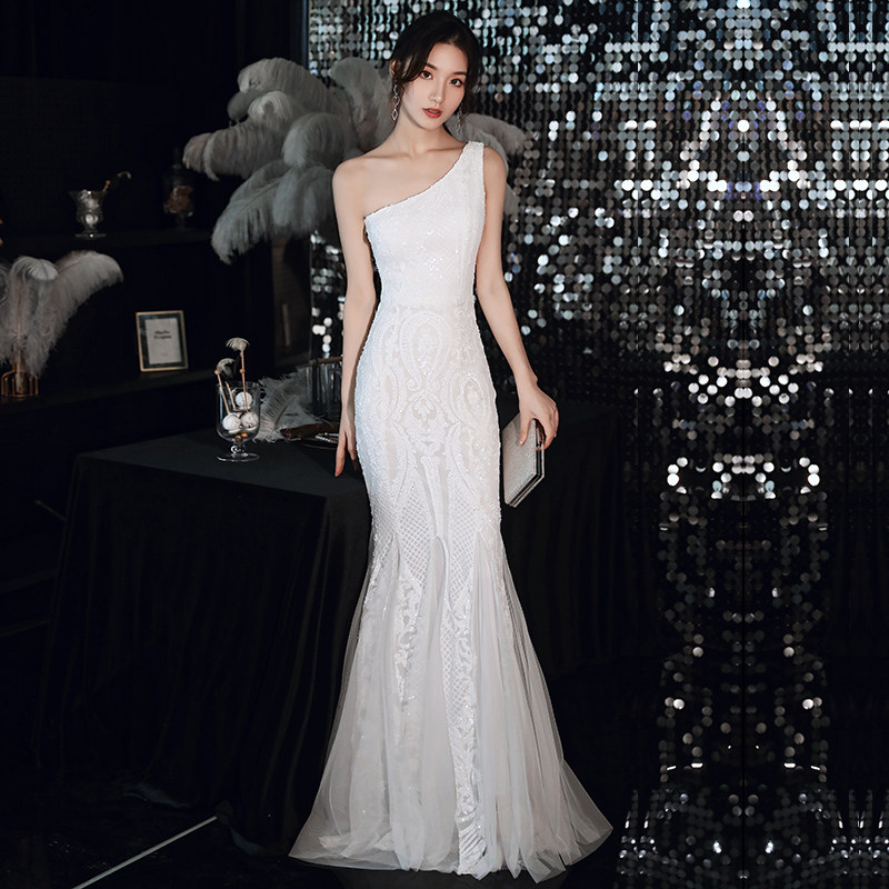 艾诗甜晚会礼服女单肩晚礼服裙女2021新款宴会气质白色鱼尾年会主持