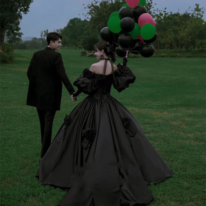 订婚礼服情侣装冬款服装情侣拍照复古法式大拖尾森系黑色婚纱缎面泡泡