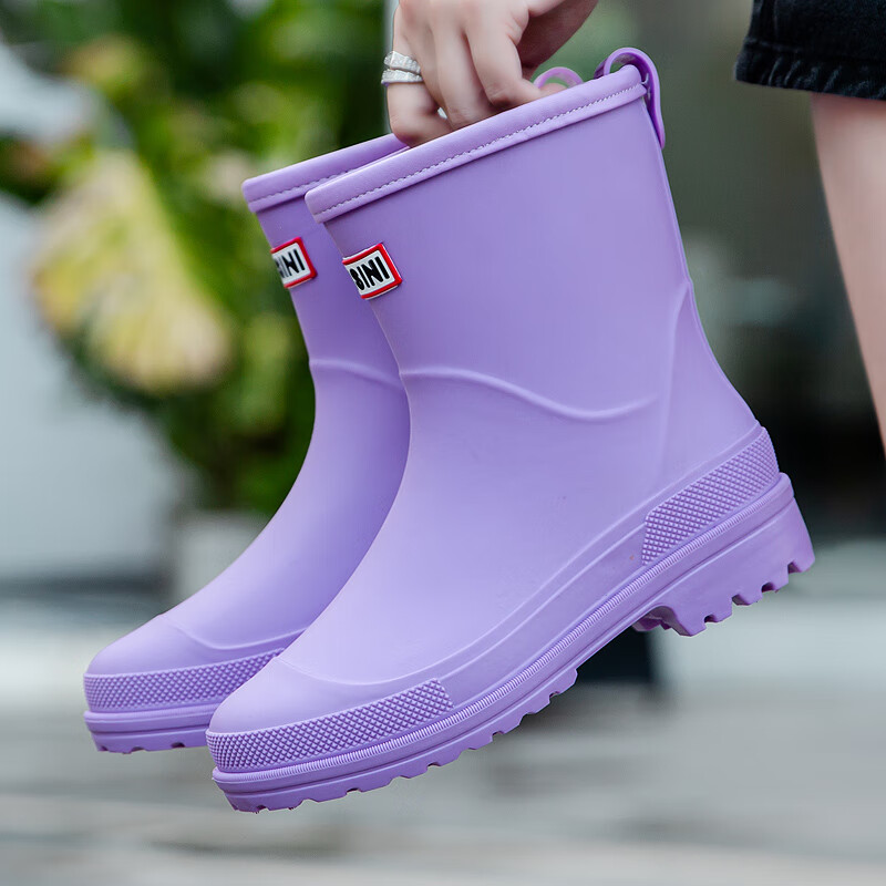 女人穿紫色长雨靴图片