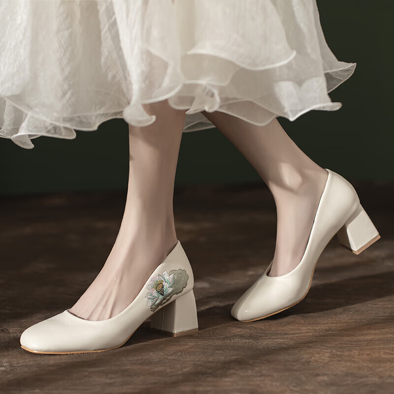 勤度旗袍鞋子搭配 玛丽珍鞋高跟复古绸缎刺绣兰花米白色礼服走秀中 米