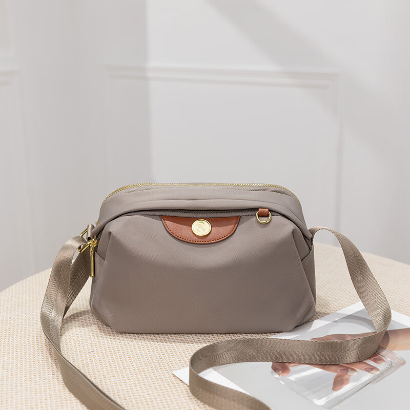 波斯丹顿包包女新款牛津布包休闲斜挎包百搭轻便大容量单肩包  卡其色